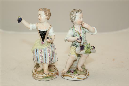 Two Meissen figures of grapepickers, 19th century, 12cm